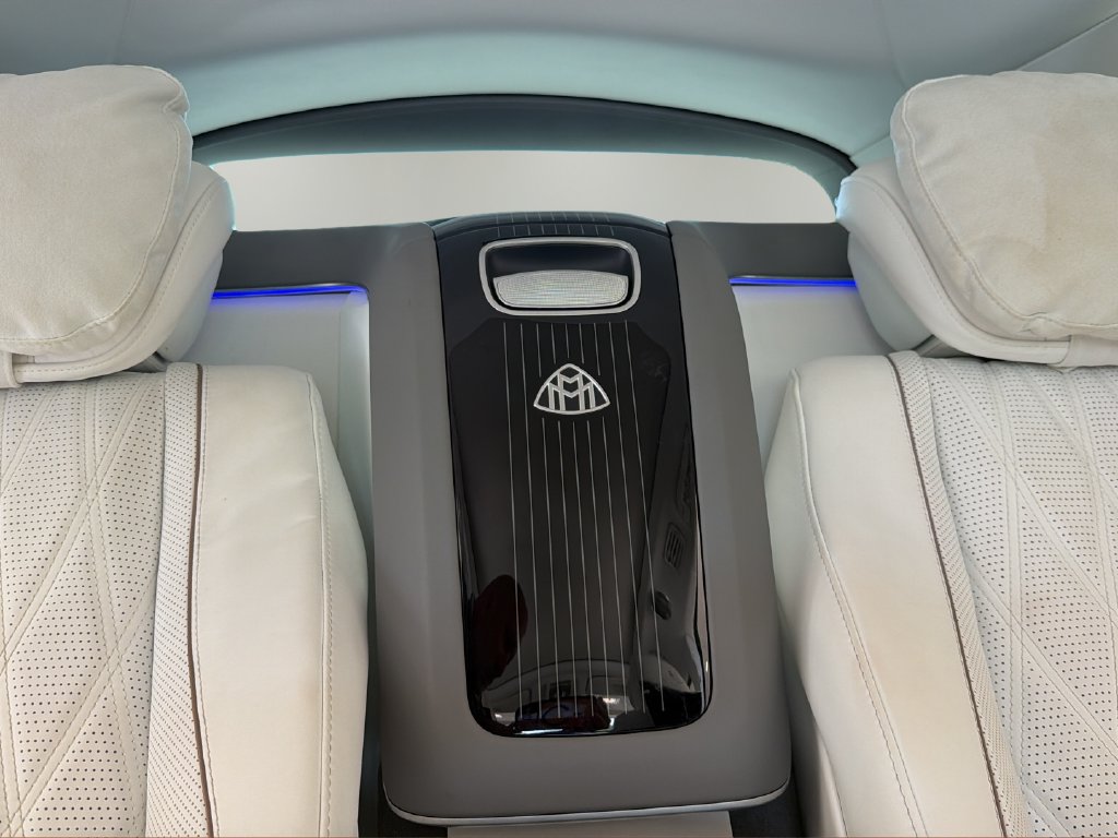 Used 2025 Mercedes-Benz Maybach GLS 600 4MATIC image 34