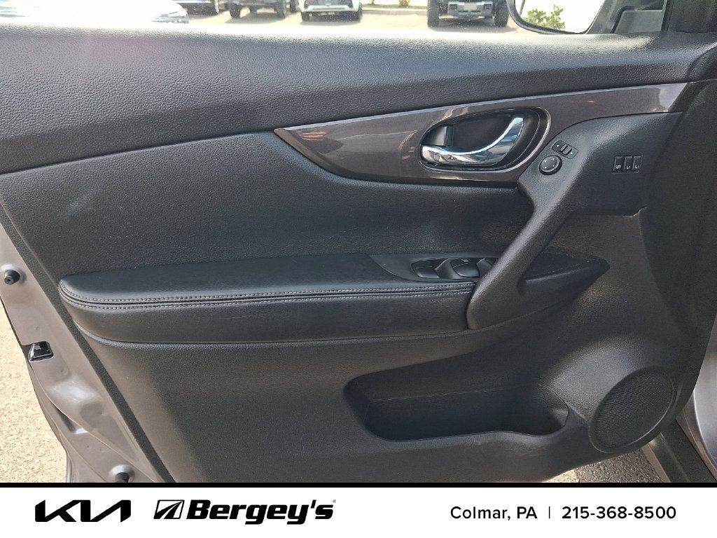 Used 2019 Nissan Rogue SV w/ Premium Package AWD/4WD image 14