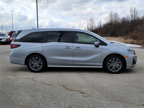 New 2026 Honda Odyssey Touring image 7