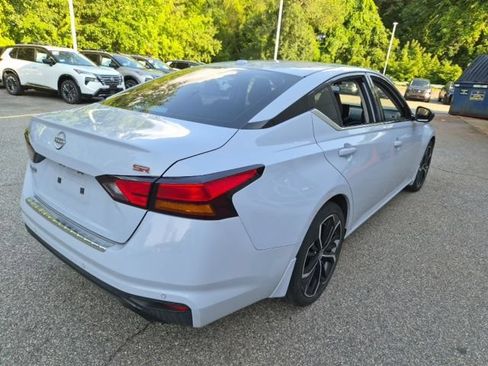 Used 2023 Nissan Altima 2.5 SR w/ SR Premium Package FWD image 9