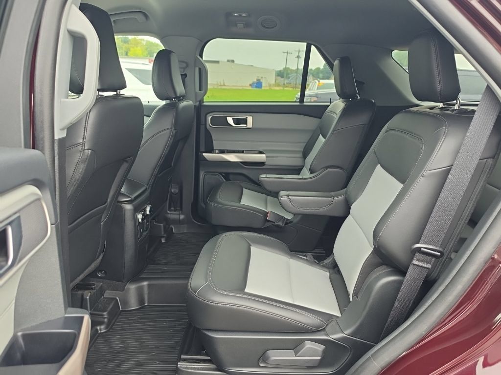Used 2023 Ford Explorer XLT w/ Equipment Group 202A AWD/4WD image 19