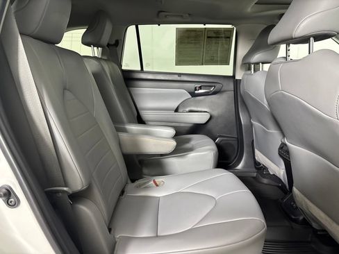 Used 2021 Toyota Highlander XLE AWD/4WD image 29