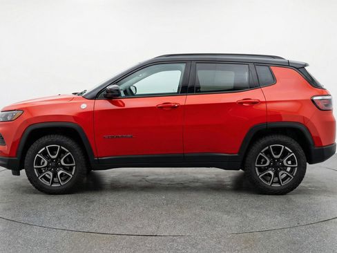 Used 2025 Jeep Compass Trailhawk image 5