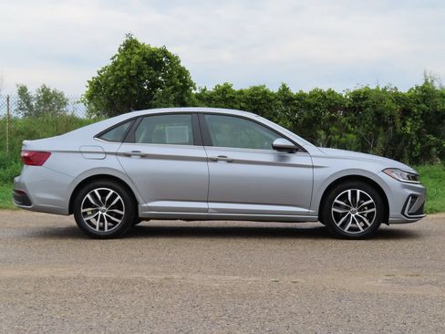 Used 2025 Volkswagen Jetta SE FWD image 2