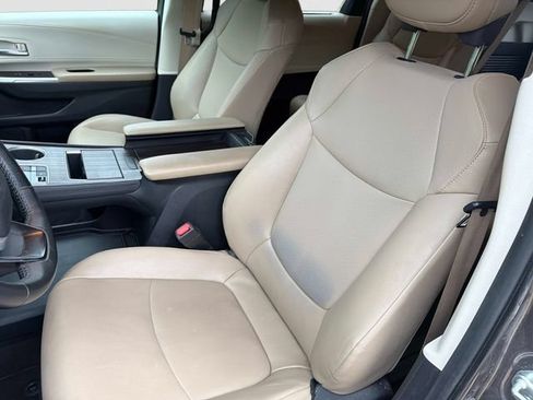Used 2024 Toyota Sienna XLE FWD image 18