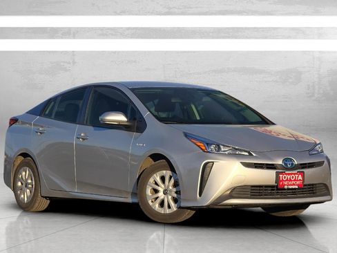 Used 2022 Toyota Prius L Eco image 2