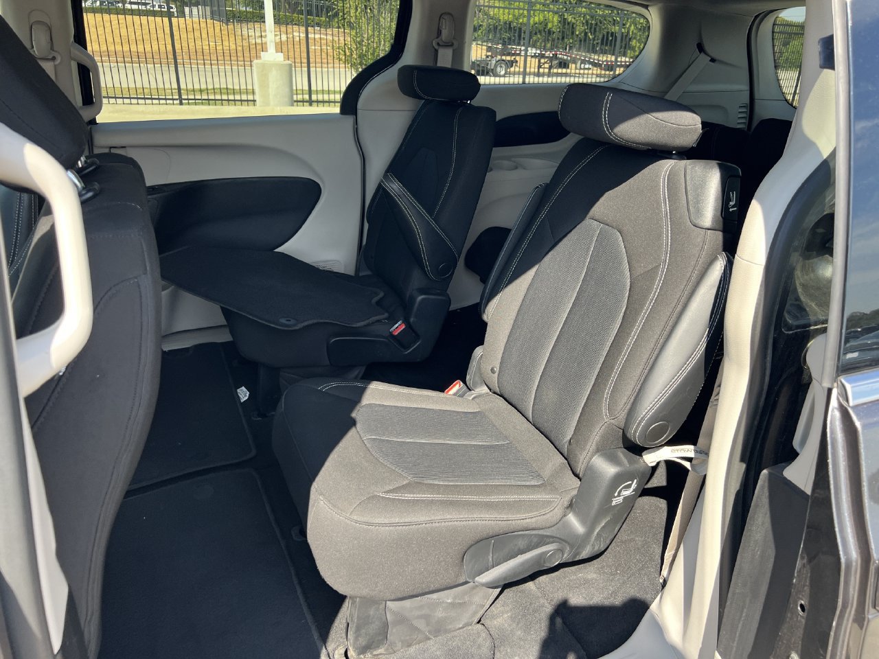Used 2022 Chrysler Voyager LX FWD image 9