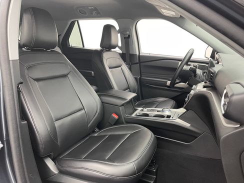Used 2023 Ford Explorer XLT w/ Equipment Group 202A AWD/4WD image 31