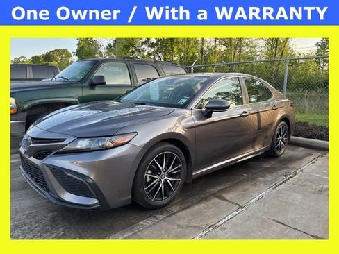 Used 2022 Toyota Camry SE image 1
