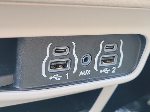 Certified 2024 Chrysler Pacifica Limited FWD image 33