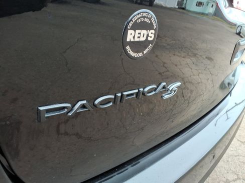 Used 2022 Chrysler Pacifica Limited w/ S Appearance Package FWD image 4