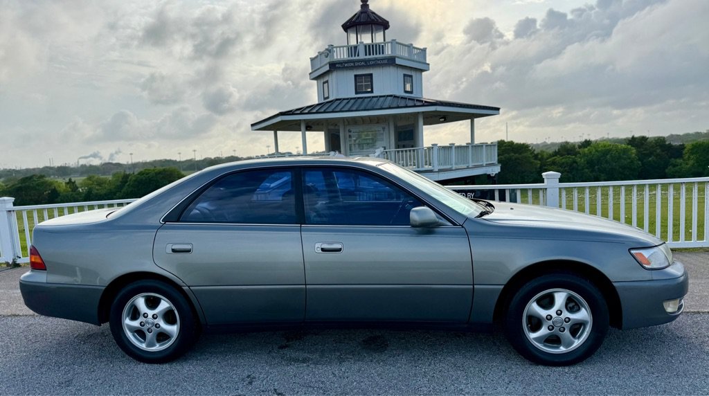 Used 1998 Lexus ES 330 w/ Leather Trim Pkg FWD image 4