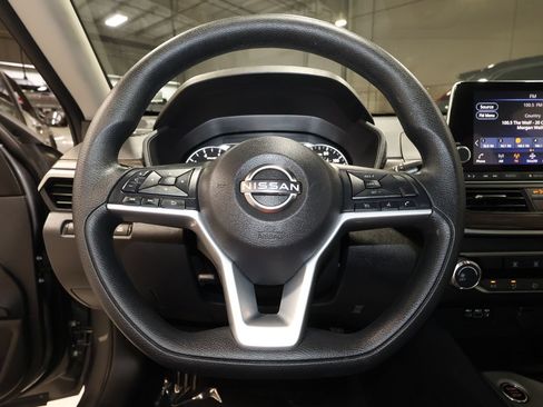 Used 2025 Nissan Altima 2.5 SV AWD/4WD image 9