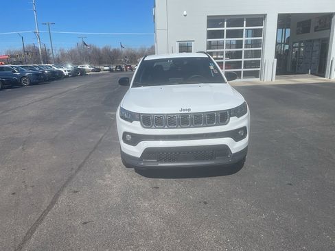 Used 2025 Jeep Compass Latitude AWD/4WD image 8