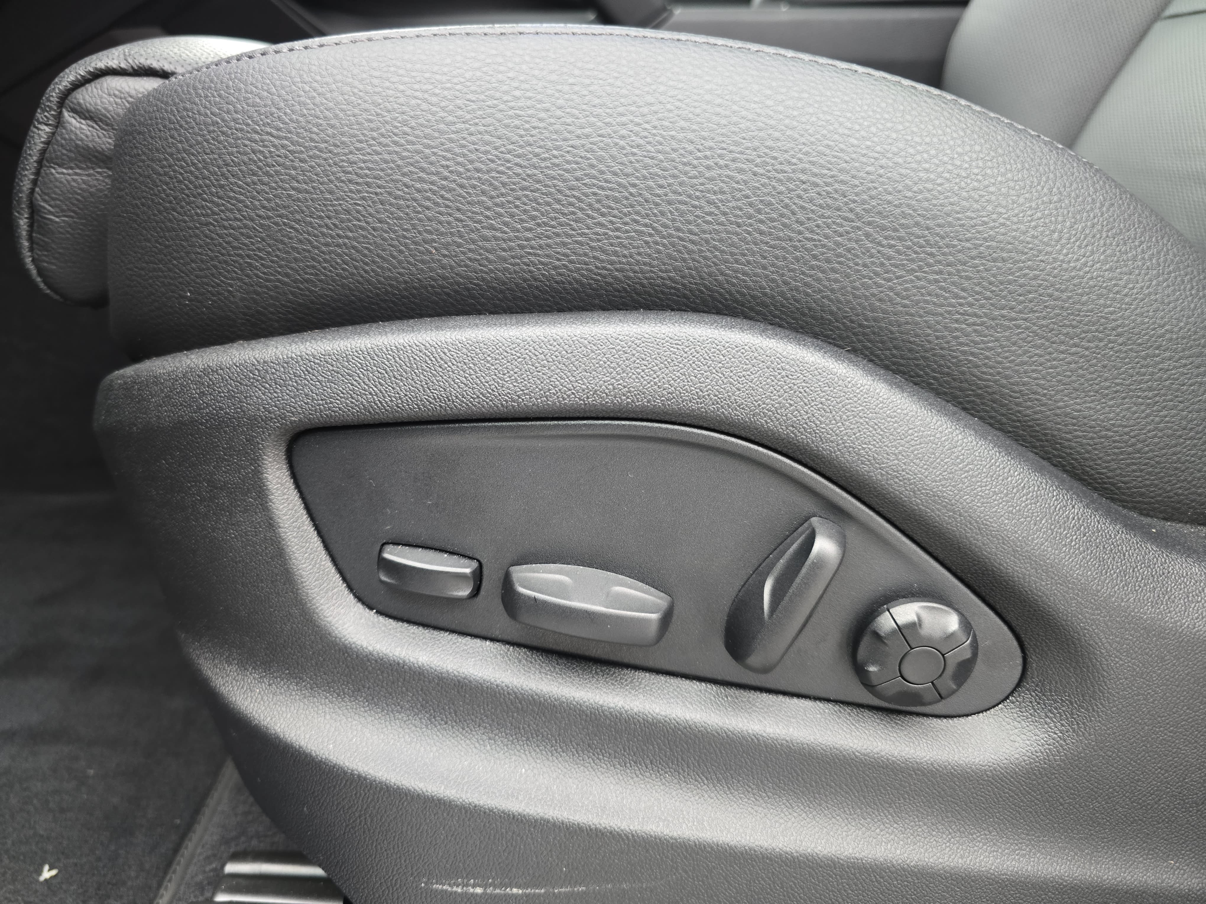 Certified 2026 Porsche Cayenne AWD/4WD image 31