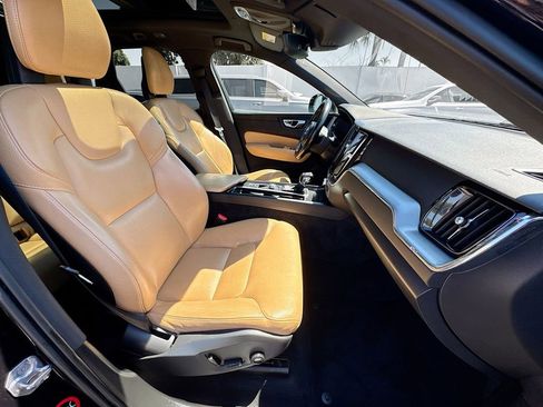 Used 2018 Volvo XC60 T6 Momentum w/ Vision Package image 29