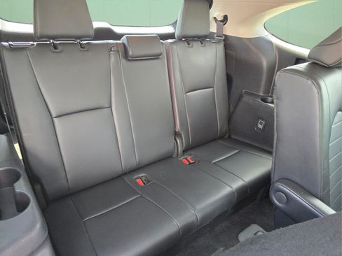 Used 2024 Toyota Highlander XLE FWD image 12
