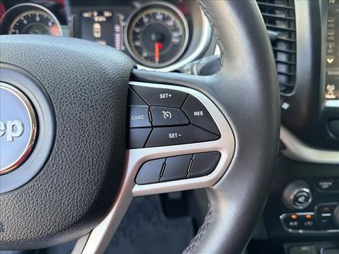 Used 2018 Jeep Cherokee Latitude Plus w/ Comfort/Convenience Group AWD/4WD image 17