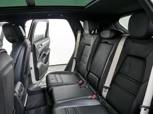 Certified 2022 Porsche Cayenne AWD/4WD image 22