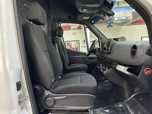 Used 2021 Mercedes-Benz Sprinter 2500 image 14