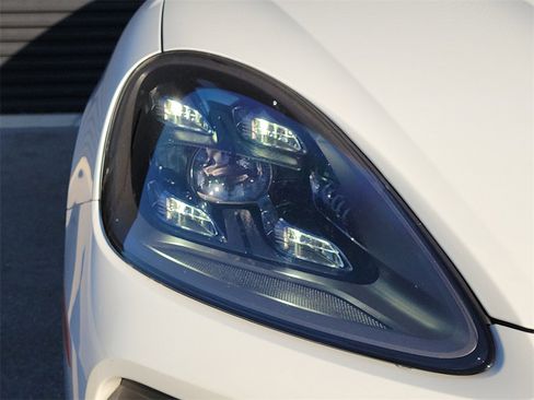 Certified 2022 Porsche Cayenne Platinum Edition image 16