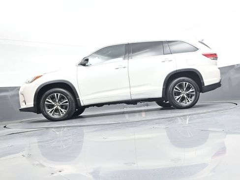 Used 2018 Toyota Highlander LE FWD image 35