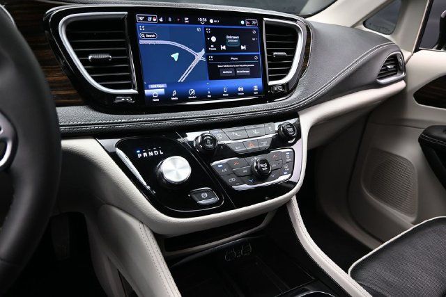Certified 2024 Chrysler Pacifica Limited FWD image 45