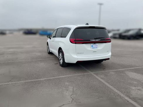 New 2026 Chrysler Pacifica Select image 9