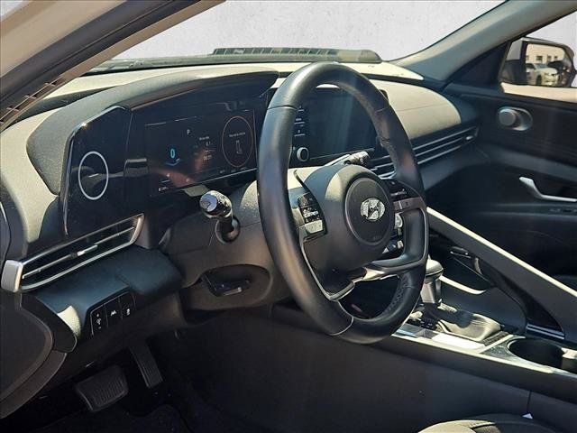 Used 2021 Hyundai Elantra SEL w/ Convenience Package FWD image 9