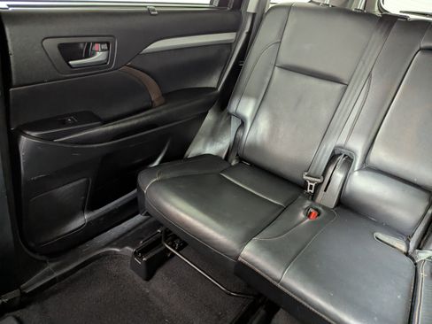 Used 2017 Toyota Highlander XLE FWD image 12