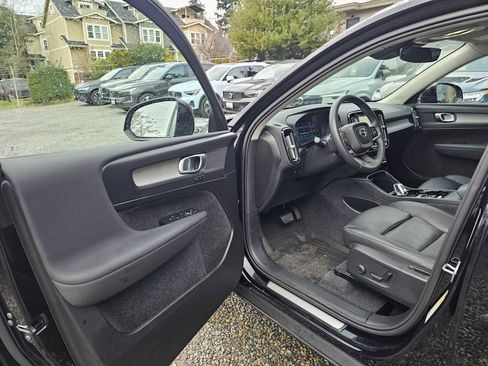 Certified 2025 Volvo XC40 B5 Plus w/ Protection Package Premier image 21