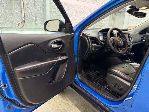 Used 2022 Jeep Cherokee Trailhawk AWD/4WD image 12