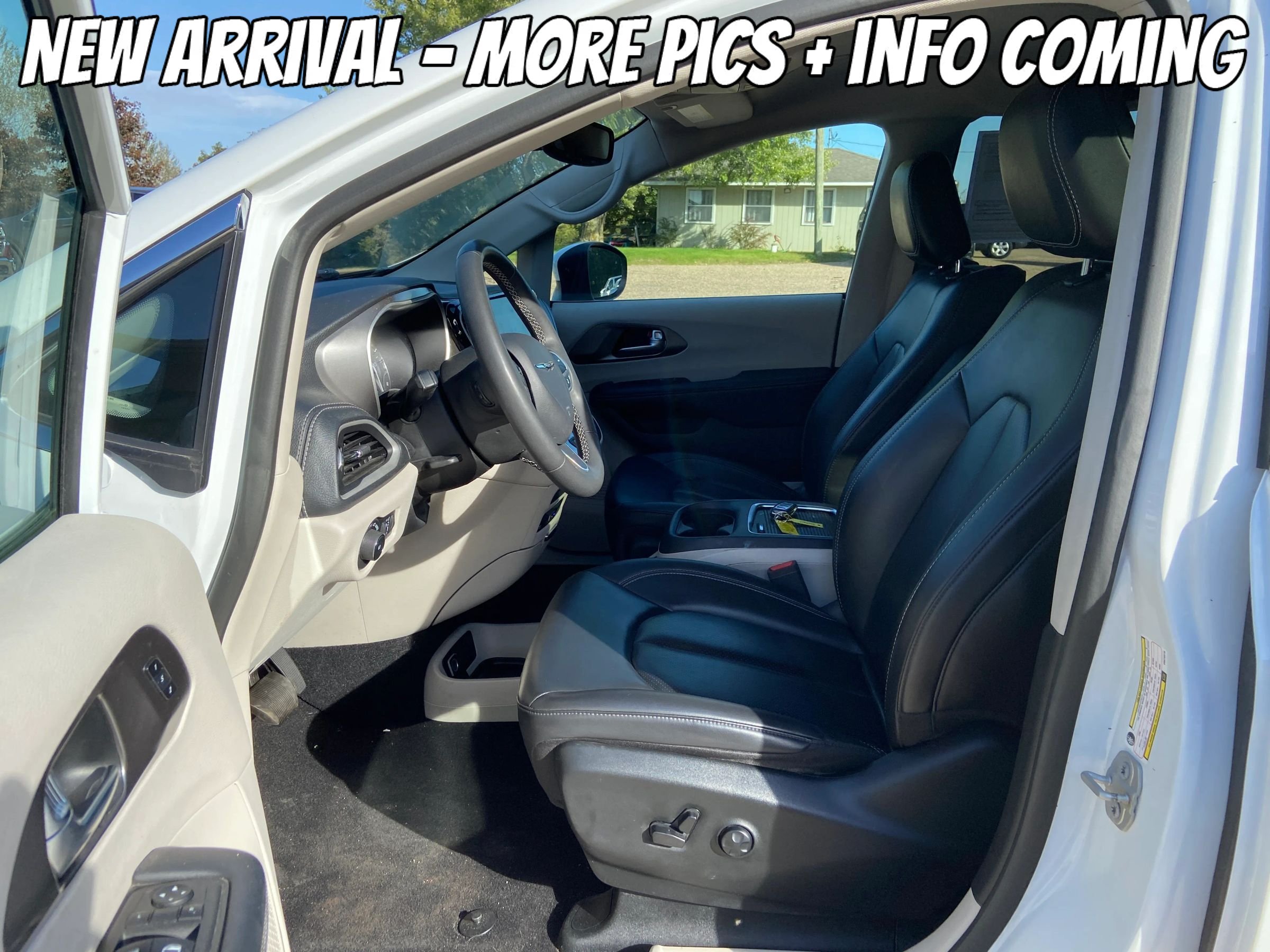 Used 2023 Chrysler Pacifica Touring-L w/ Uconnect Theater Family Group AWD/4WD image 3