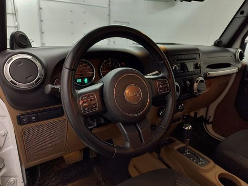 Used 2014 Jeep Wrangler Unlimited Rubicon w/ Connectivity Group AWD/4WD image 4