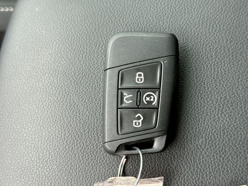 Used 2024 Volkswagen Tiguan SE w/ Panoramic Sunroof Package FWD image 42
