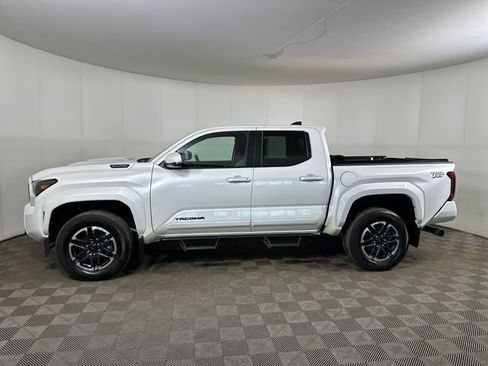 Used 2025 Toyota Tacoma TRD Sport w/ TRD Sport Upgrade Package AWD/4WD image 6