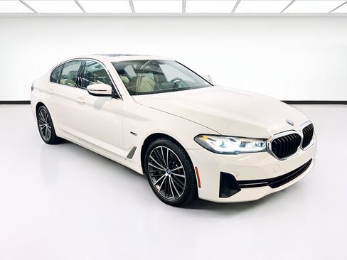 Used 2023 BMW 530e w/ Premium Package image 3