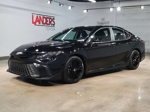 Used 2025 Toyota Camry SE FWD image 3