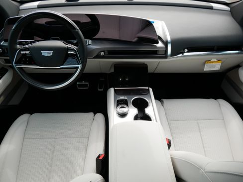 New 2026 Cadillac Vistiq Sport w/ LPO, Floor Liner Package AWD/4WD image 8