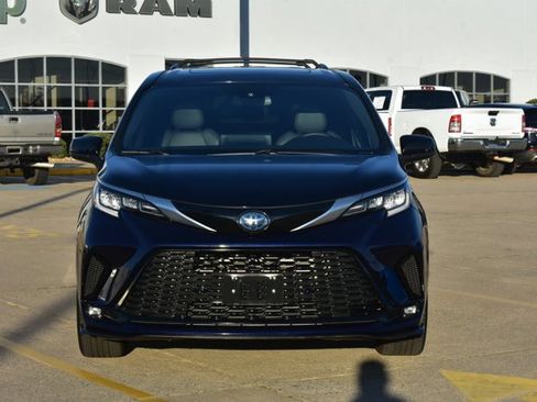 Used 2023 Toyota Sienna XSE image 2