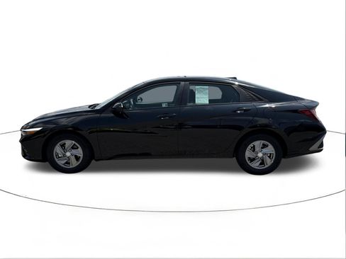 Certified 2025 Hyundai Elantra SE FWD image 6