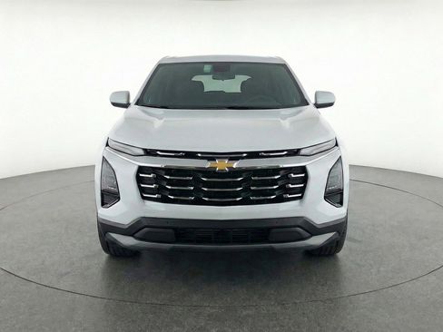 Used 2025 Chevrolet Equinox LT image 2