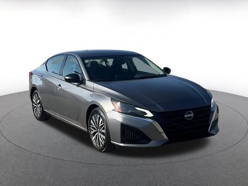 Used 2024 Nissan Altima 2.5 SV image 3