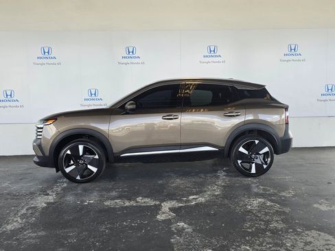 Used 2025 Nissan Kicks SR FWD image 3