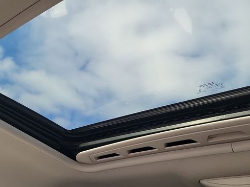 Used 2018 Volvo V60 T5 Cross Country image 12