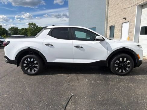 Used 2025 Hyundai Santa Cruz SE AWD/4WD image 2