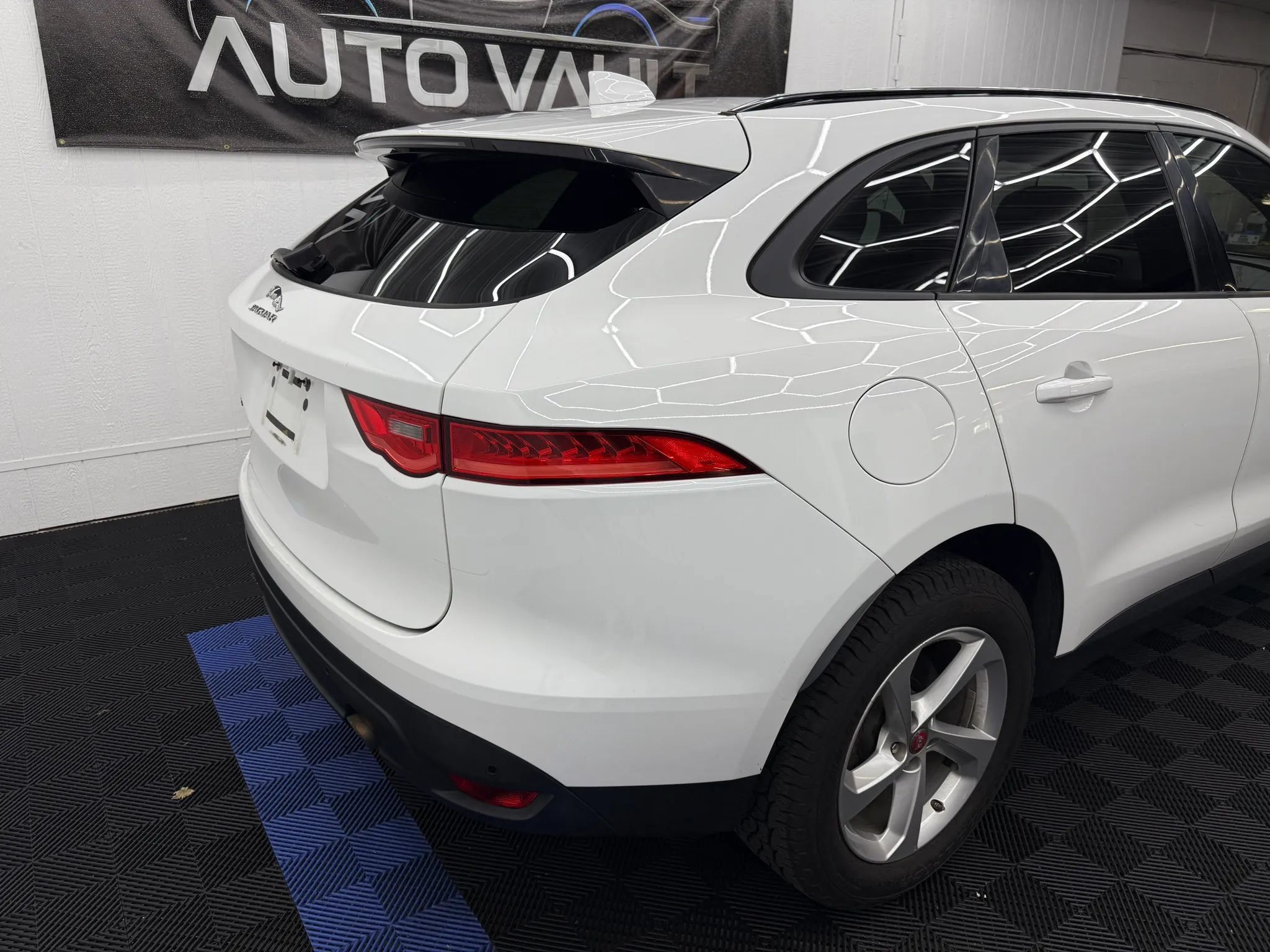 Used 2018 Jaguar F-PACE Premium AWD/4WD image 3