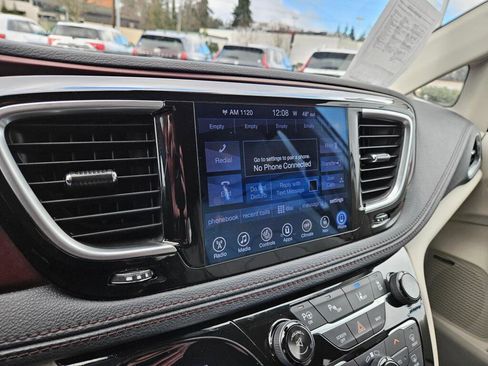 Used 2017 Chrysler Pacifica Limited image 28