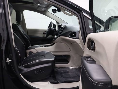 Certified 2023 Chrysler Pacifica Limited FWD image 17