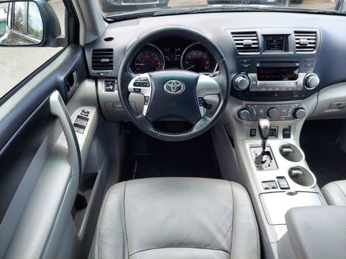 Used 2012 Toyota Highlander SE w/ Tow Pkg AWD/4WD image 10